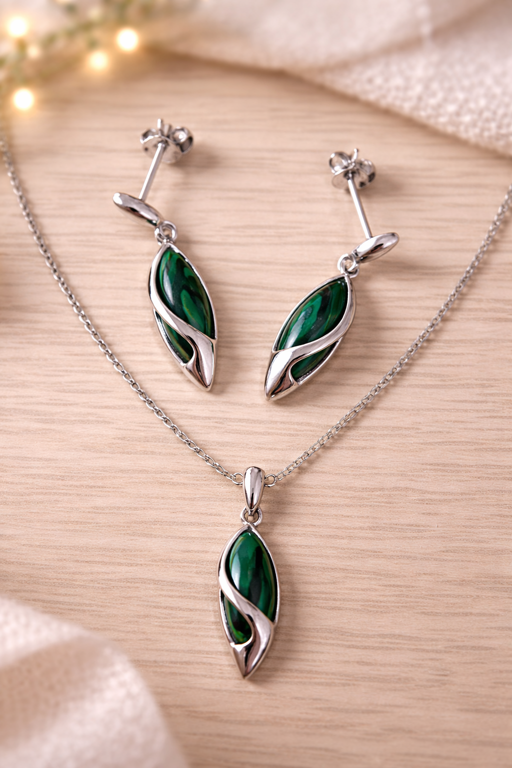 Sidabrinis papuosalu komplektas su zaliu malachitu